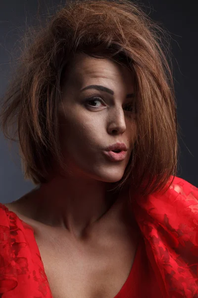 Estúdio de moda retrato de bela jovem com cabelo escuro longo . — Fotografia de Stock