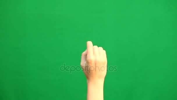 Gestos de mão. Ecrã sensível ao toque. Mão feminina mostrando gestos multitoque em tela verde — Vídeo de Stock