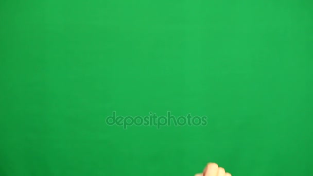 Жест рукой. Сенсорный экран. Женская рука показывает мультисенсорные жесты на зеленом экране — стоковое видео