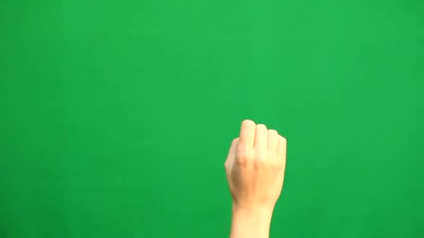 Gestos de manos. Pantalla táctil. Mano femenina mostrando gestos multitáctiles en pantalla verde — Vídeo de stock