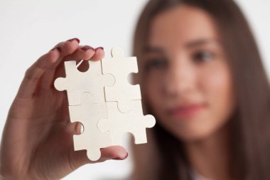 Sorun çözüm kavramı düz. Elini içinde jigsaw bulmaca en ince ayrıntıya yerleştirir. Konsept: çeşitlilik, takım çalışması ve erişim çözümü.