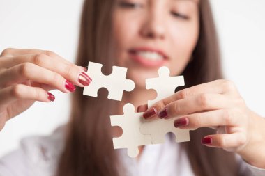 Sorun çözüm kavramı düz. Elini içinde jigsaw bulmaca en ince ayrıntıya yerleştirir. Konsept: çeşitlilik, takım çalışması ve erişim çözümü.