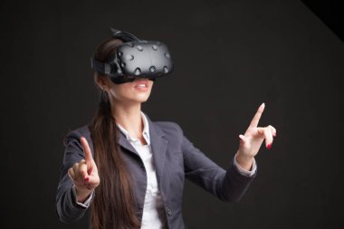 Sanal gerçeklik gözlükleri olan kadın. Atış, beyaz arka plan stüdyo