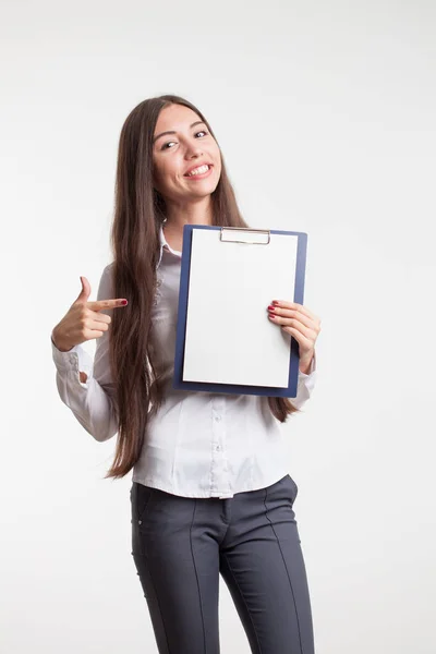 Hermosa mujer usando ropa formal. Secretario con portapapeles — Foto de Stock