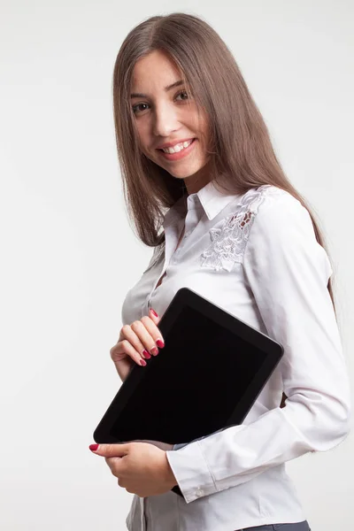 Joven empresaria sonriente que muestra un monitor de tableta sin nombre en blanco con área de copyspace para eslogan o mensaje de texto. concepto de negocio . — Foto de Stock