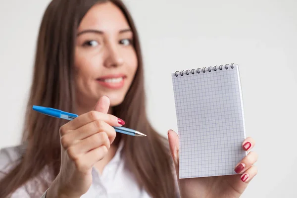 Éxito en negocio, trabajo y concepto de la educación.Retrato de mujer de negocios hermosa joven con la escritura del portapapeles, sobre fondo blanco — Foto de Stock