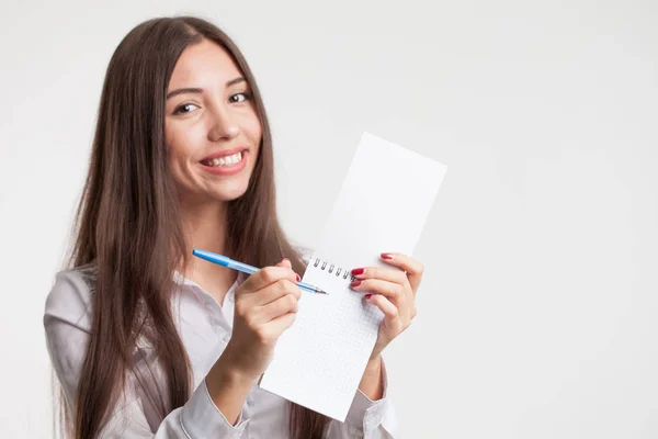 Éxito en negocio, trabajo y concepto de la educación.Retrato de mujer de negocios hermosa joven con la escritura del portapapeles, sobre fondo blanco — Foto de Stock