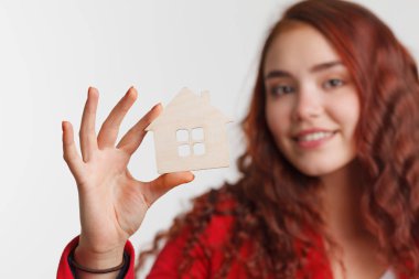 Portre genç kadın emlakçı. İpotek kavramı.