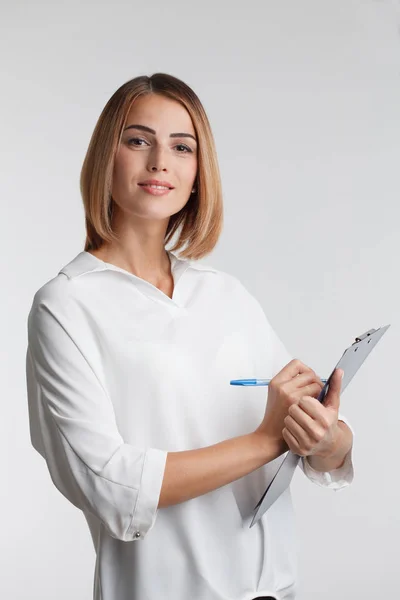 Retrato de mujer de negocios con la escritura portapapeles. Concepto empresarial . — Foto de Stock