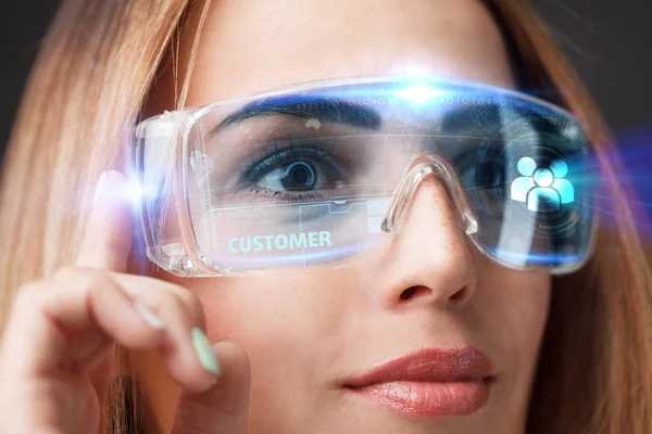 Joven mujer de negocios que trabaja en gafas virtuales, seleccione el cliente icono en la pantalla virtual — Foto de Stock