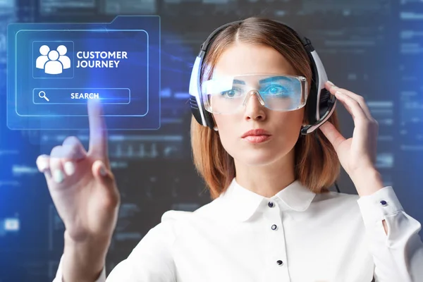 Junge Geschäftsfrau, die in einer virtuellen Brille arbeitet, wählen Sie das Symbol Customer Journey auf dem virtuellen Display — Stockfoto