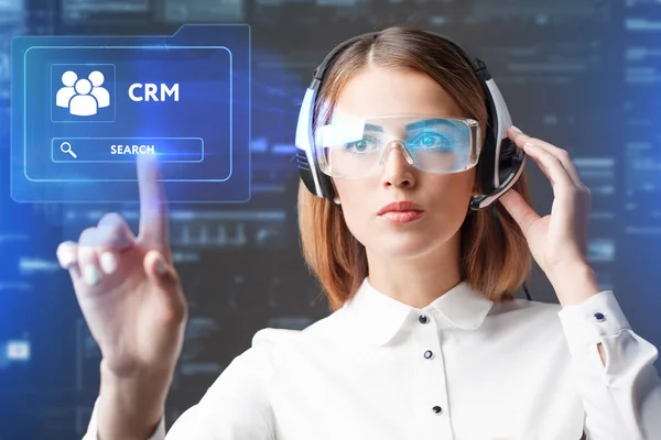 Jonge zakenvrouw werken in virtuele bril, selecteer het pictogram Crm op het virtuele display — Stockfoto