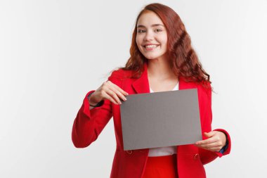 Tabela, stüdyo beyaz arka plan üzerinde gösterilen işkadını.