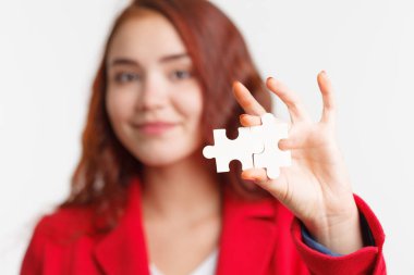 Sorun çözüm kavramı düz. Elini içinde jigsaw bulmaca en ince ayrıntıya yerleştirir. Konsept: çeşitlilik, takım çalışması ve erişim çözümü.