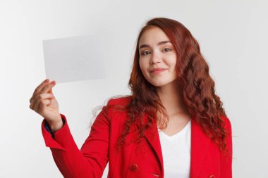 Tabela, stüdyo beyaz arka plan üzerinde gösterilen işkadını.