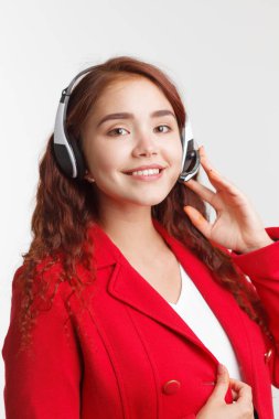 Destek telefonu operatörü kulaklık, beyaz arka plan üzerinde stüdyo