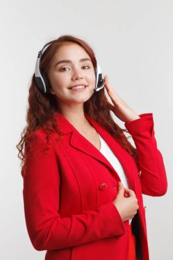 Destek telefonu operatörü kulaklık, beyaz arka plan üzerinde stüdyo