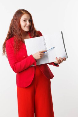 İşkadını Not Defteri veya Organizatör ile bir şey gösterir. Beyaz bir arka plan üzerinde