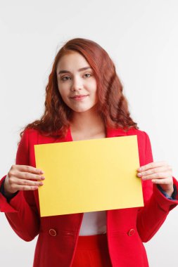 Tabela, stüdyo beyaz arka plan üzerinde gösterilen işkadını.