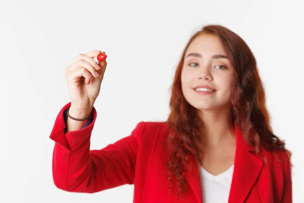 Jovem empresária escrevendo ou desenhando algo sobre um fundo branco — Fotografia de Stock