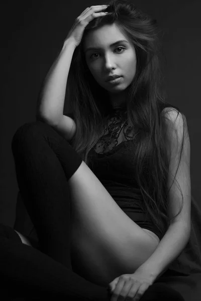 Schoonheid portret van een jonge mooie brunette meisje met lange rechte vliegende haren. Prachtig haar. Zwart-wit. — Stockfoto