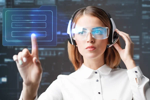 Junge Geschäftsfrau, die in einer virtuellen Brille arbeitet, wählen Sie das Symbol auf dem virtuellen Display — Stockfoto