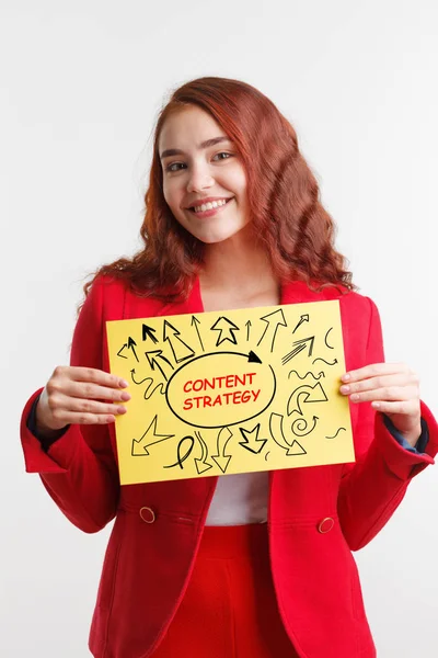 Technologie, internet, affaires et marketing. Jeune femme d'affaires écrivant mot : stratégie de contenu . — Photo