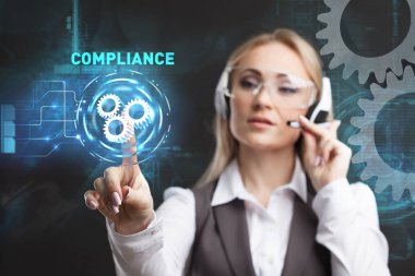 Genç işkadını sanal Gözlükte çalışan sanal ekrandaki simge uyum seçin.