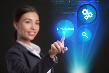 Sanal Gözlükte çalışan genç iş kadını seçin sanal ekrandaki simge otomasyon.