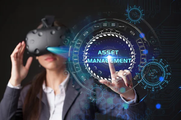 Jonge zakenvrouw werken in virtuele bril, selecteer het pictogram assetmanagement op het virtuele display. — Stockfoto