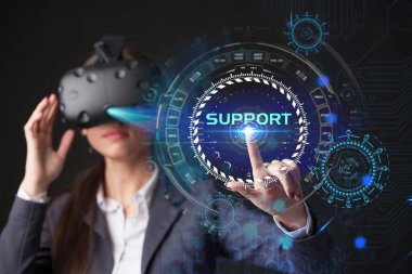 Sanal Gözlükte çalışan genç iş kadını seçin sanal ekrandaki simge desteği.