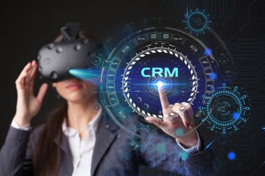 Genç işkadını sanal Gözlükte çalışan sanal görüntü simgesine Crm seçin.