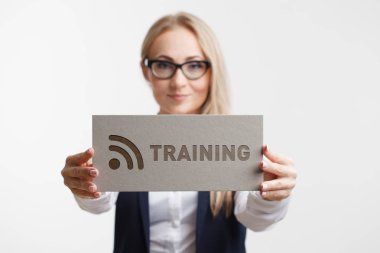 Ekonomi, teknoloji, Internet ve ağ kavramı. Bir işareti ile bir yazıt eğitim tutan genç kız