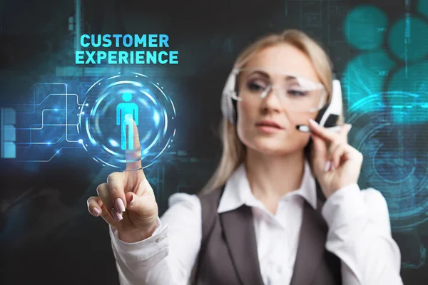 Sanal Gözlükte çalışan genç iş kadını seçin sanal ekrandaki simge müşteri deneyimi.