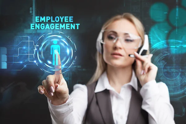 Genç işkadını sanal Gözlükte çalışma sanal görüntü simgesi çalışan angajmanının seçin.