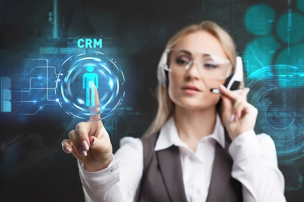 Jeune femme d'affaires travaillant dans des lunettes virtuelles, sélectionnez l'icône CRM sur l'écran virtuel . — Photo