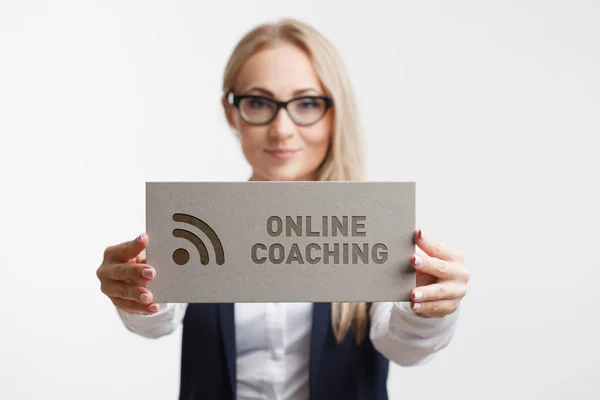 Business, Technologie, Internet und Netzwerkkonzept. junges Mädchen mit einem Schild mit der Aufschrift Online-Coaching — Stockfoto