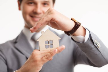 Portre genç erkek emlakçı. İpotek kavramı