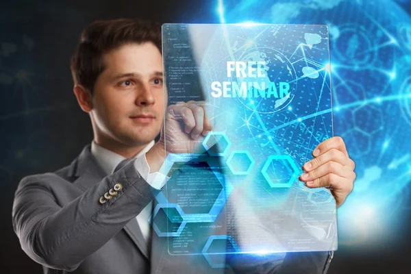 Business, technologie, Internet en netwerk concept. Jonge zakenman een woord in een virtuele tablet van de toekomst tonen: gratis seminar — Stockfoto