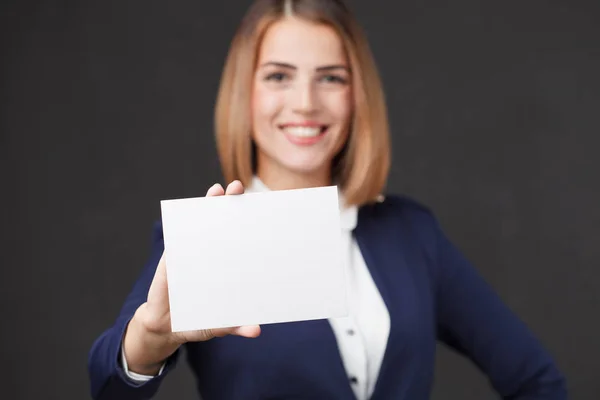 Retrato de una joven con una tarjeta de visita blanca . — Foto de Stock