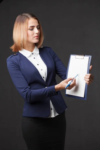 Retrato joven empresaria mostrando portapapeles en blanco — Foto de Stock