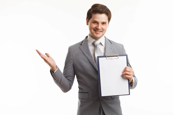 Joven empresario mostrando portapapeles en blanco, aislado en bac blanco — Foto de Stock