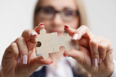 Portre. İş kadın bağlantı puzzle parçaları