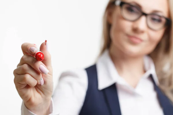 Joven empresaria escribiendo o dibujando algo en una espalda blanca — Foto de Stock