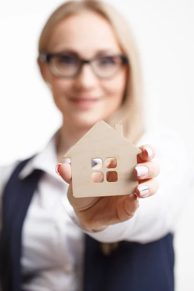 Boendet försäkring och säkerhet koncept. Fastighetsmäklaren erbjudande — Stockfoto