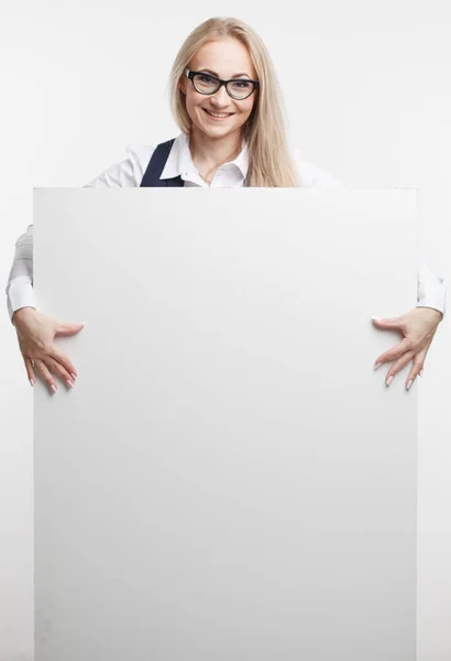 Glimlachende zakenvrouw tonen duim omhoog houdt witte teken boord, banner reclame. Geïsoleerde studio portret. — Stockfoto