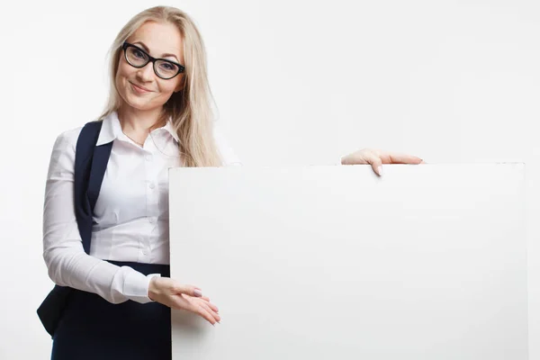 Mujer de negocios sonriente mostrando el pulgar hacia arriba sostiene el letrero blanco, banner publicitario. Retrato de estudio aislado . — Foto de Stock