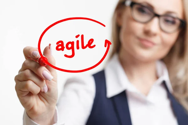 Business kvinna skriva något med en markör eller penna. Agile — Stockfoto