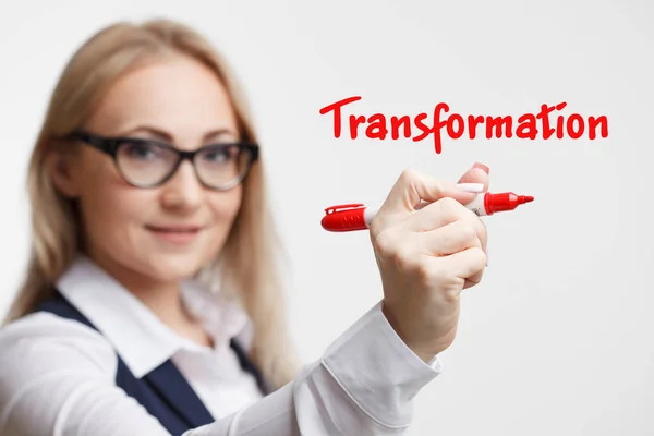 Teknik Internetverksamhet och marknadsföring. Ung affärskvinna skriva ord: transformation — Stockfoto