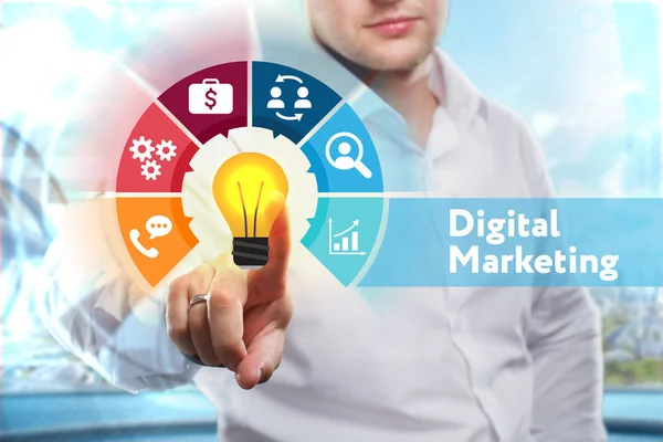 Σχεδιασμός στρατηγικής μάρκετινγκ. Επιχείρηση, Τεχνολογία, Διαδίκτυο και δικτυακή έννοια. Νεαρός επιχειρηματίας δείχνει τη λέξη: Digital Marketing — Φωτογραφία Αρχείου